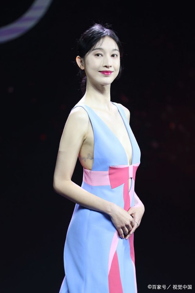 35岁张俪深v裙大秀事业线,大长腿撩人,网友:王阳明你不后悔?